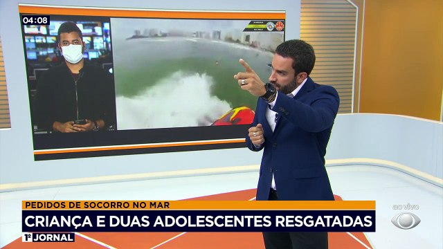 Resgate heroico no litoral de São Paulo. O bombeiro agiu rápido para salvar uma criança e um adolescente que se afogaram no mar. A ação aconteceu na Praia de Pitangueiras, no Guarujá e foi registrada pelo guarda-vidas.
