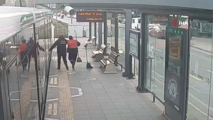 Günün kahramanı... Tramvayın altına giren kediyi son anda fark ederek kurtardı