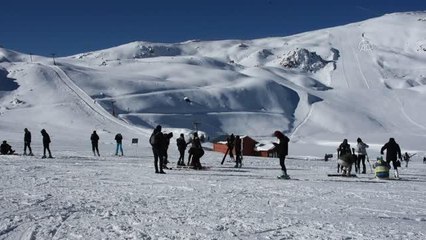 Üniversite öğrencileri 2 bin 800 rakımlı merkezde kayak öğreniyor