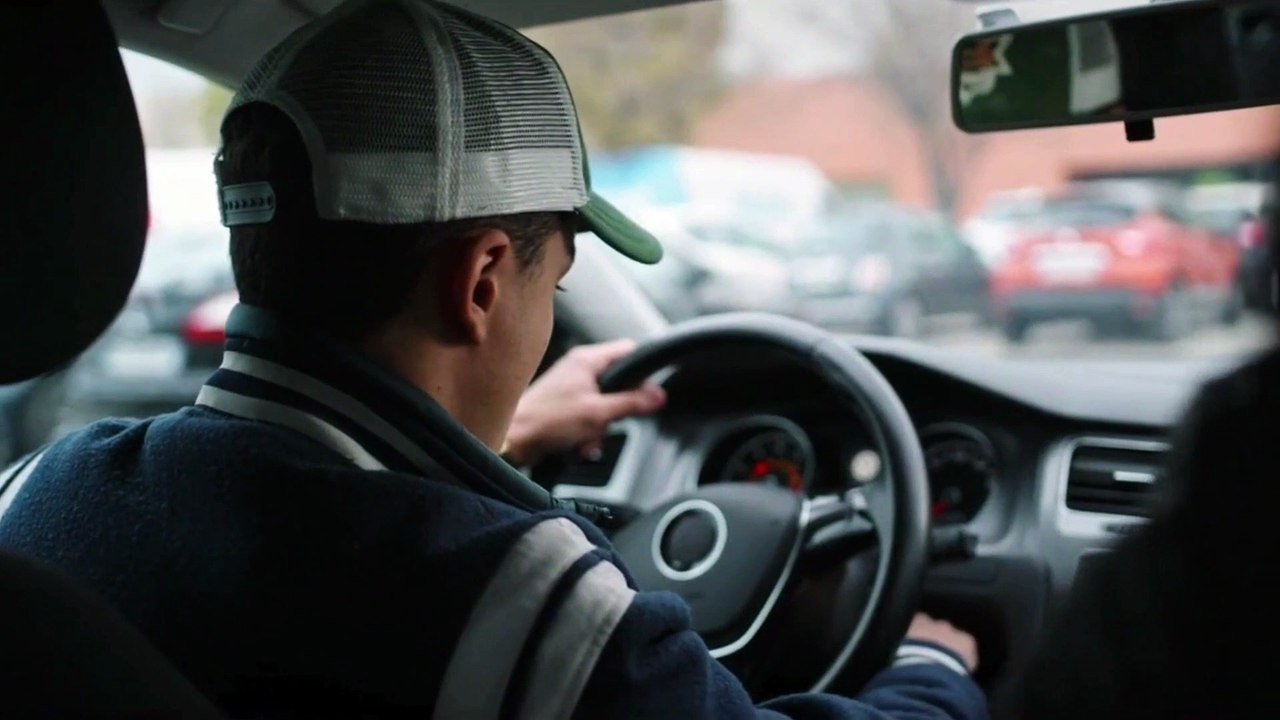 Plus belle la vie : [Indiscrétion] - Le premier cours de conduite catastrophique de Bilal avec Karim comme moniteur