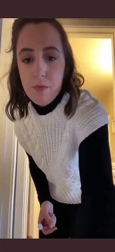 Elle montre ses nouvelles chaussures à son audience et se vautre en beauté