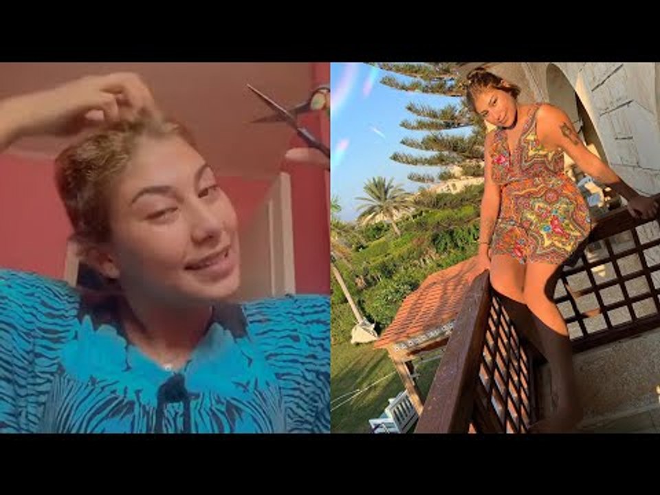 منة عبد العزيز تبكي وتقص شعرها في فيديو عبر تيك توك : «محدش يبصلي بقى»