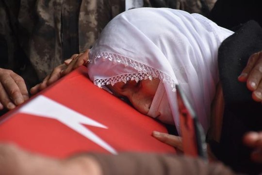 SİLAH KAZASINDA HAYATINI KAYBEDEN POLİS MEMURU TOPRAĞA VERİLDİ