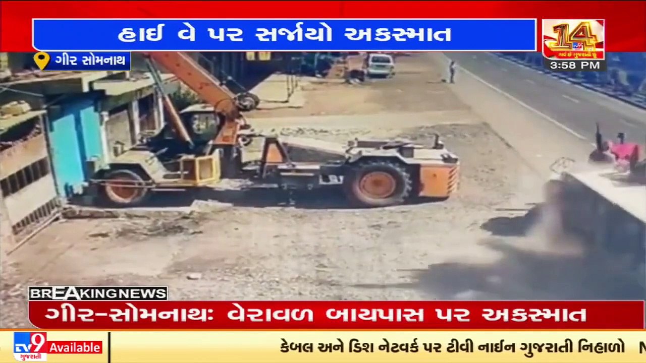 Caught on CCTV_ School bus collides with tracto...