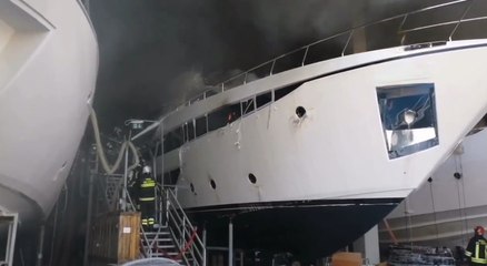 Cattolica (RN) - Brucia yacht di 30 metri in un cantiere navale (11.01.22)