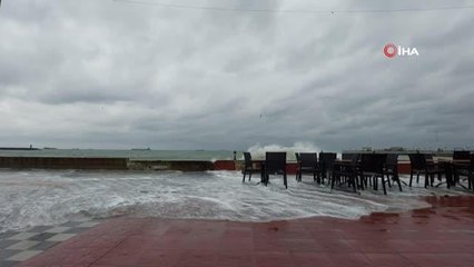 Tekirdağ'da dev dalgalar sahili dövdü