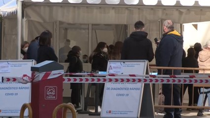 Los médicos, divididos sobre tratar la covid como una gripe