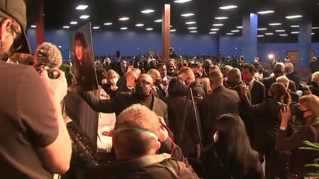 Emotiva y multitudinaria ceremonia de despedida a la joven de 14 años tiroteada en Los Angeles