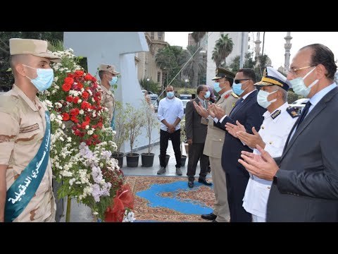 محافظ الدقهلية يضع إكليلا من الزهور على النصب التذكاري للشهداء بالمنصورة