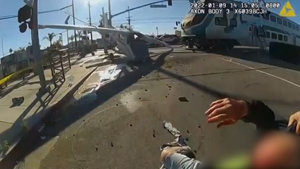 Dramatis, Detik-detik Penyelamatan Pilot Sebelum Pesawat Ditabrak Kereta di AS