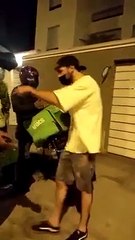 Sereno pateó la botella de gaseosa del joven que recriminó su padre y se volvió viral