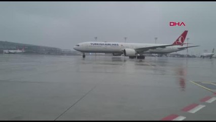 KAZAKİSTAN'DAKİ TÜRKLERİ TAŞIYAN THY'NİN TAHLİYE UÇAĞI İSTANBUL'A İNDİ (4