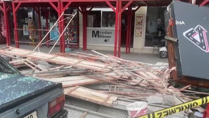 Uşak'ta faciadan dönüldü... En işlek caddede mantolama iskelesi devrildi