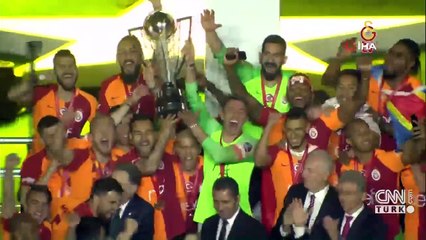 Fatih Terim, futbolcularla vedalaşarak Florya'dan ayrıldı