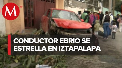 Auto choca contra portón de casa en Iztapalapa