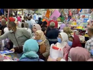 زحمة في الاسكندرية.. الأهالي ينتشرون في الاسواق استعدادا لبدء الدراسة