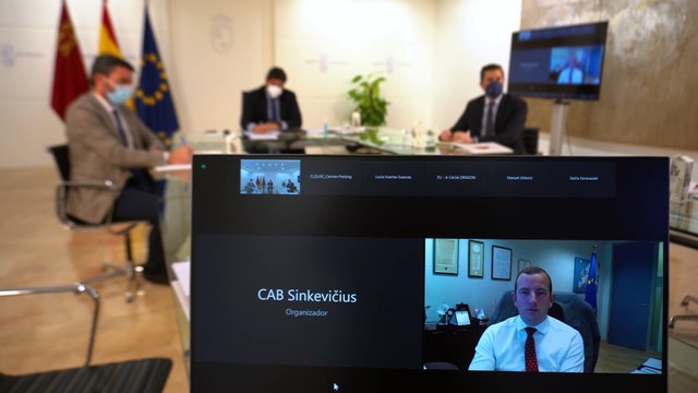 El presidente de Murcia, Fernando López Miras, este martes, durante la reunión telemática con el comisario europeo de Medio Ambiente, Océanos y Pesca, Virginijus Sinkevicius.