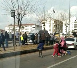 Yolun karşısına geçmeye çalışan çocuğa araç çarptı