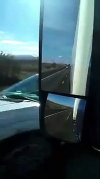 Un routier double n'importe comment et se retrouve à contre-sens...
