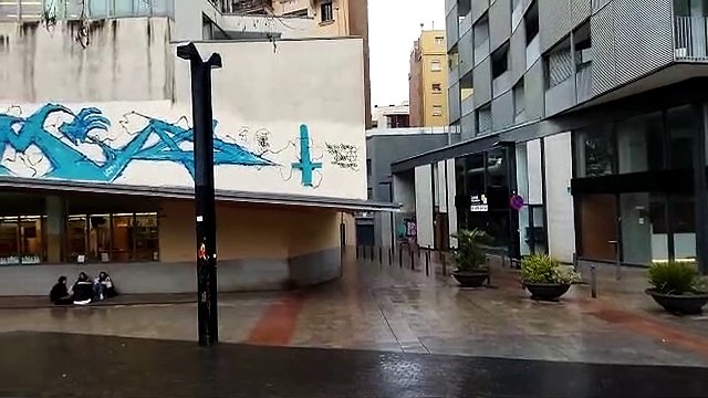 La biblioteca Jaume Fuster, llena de grafitis