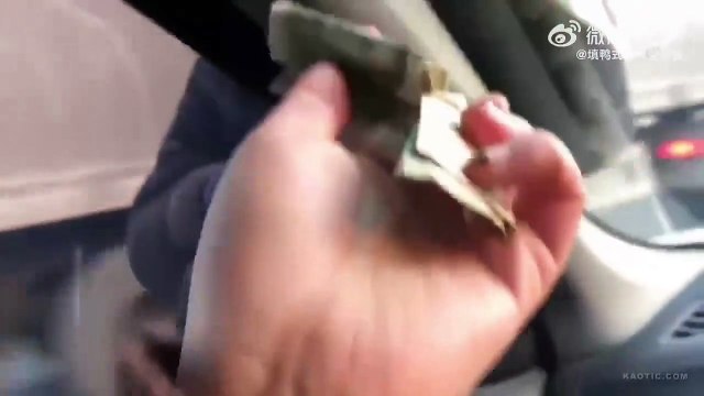 Le laveur de vitres qui salit tes vitres si tu ne lui donnes pas d'argent (Chine)