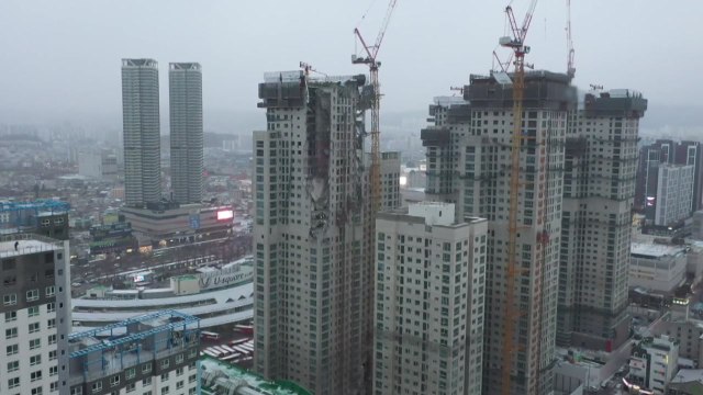 광주 아파트 신축 공사현장 외벽 붕괴...1명 부상 / YTN