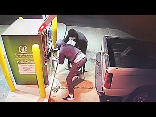 ملثمان يسرقان آلاف الدولارات من ماكينة «atm» في لحظات وسط ذهول الشرطة