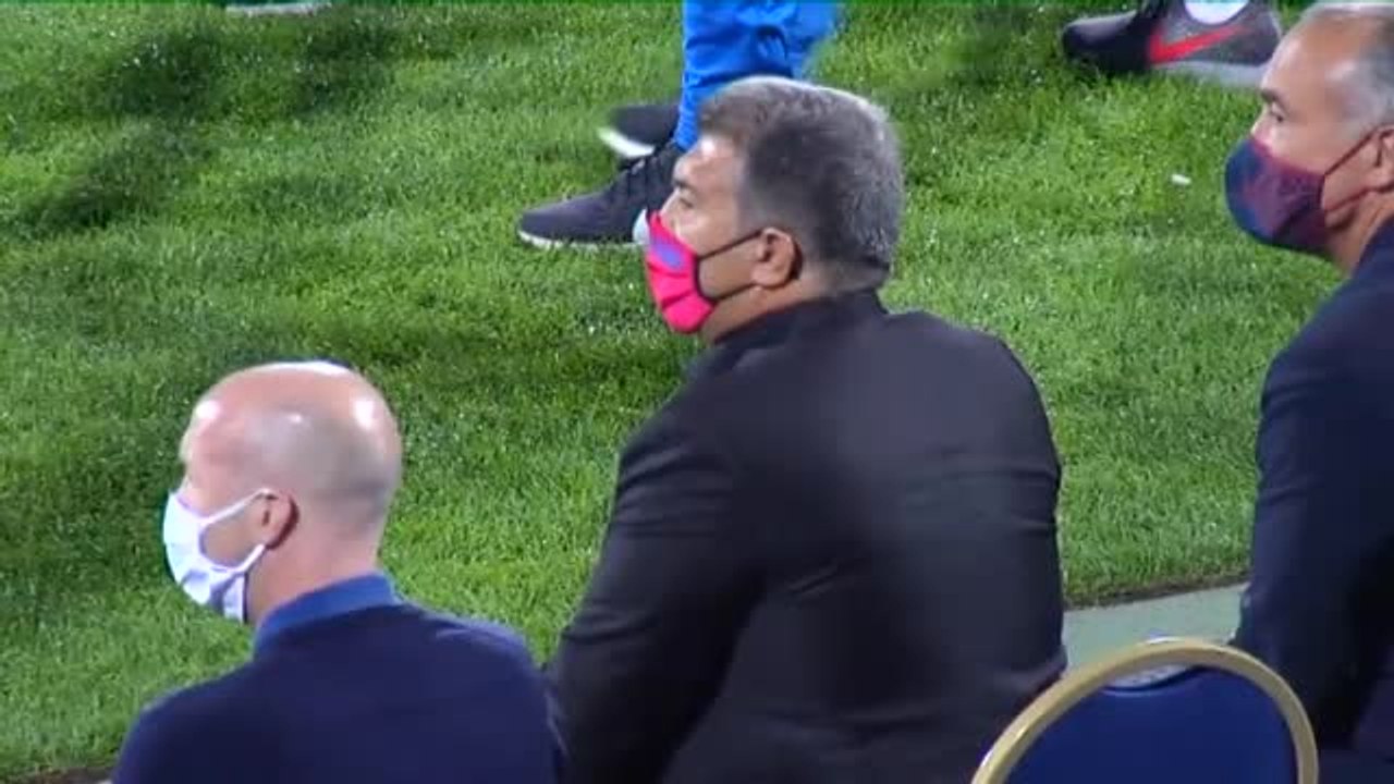 El Barça se ejercita sobre el césped del estadio Príncipe Faisal de Riad