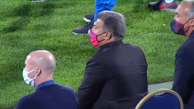 El Barça se ejercita sobre el césped del estadio Príncipe Faisal de Riad