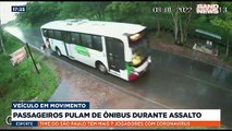 Três passageiros pularam de um ônibus em movimento para escapar de um assalto no Paraguai. Os criminosos roubaram pertences das vítimas e fugiram.