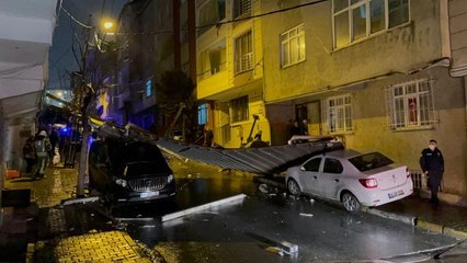 İstanbul'da fırtına nedeniyle bir binanın çatısı uçtu