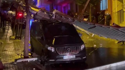 Fırtına nedeniyle bir binanın çatısı uçtu