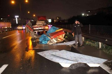 Son dakika haberleri: TEM'de 2 tır ve 1 kamyonetin karıştığı zincirleme kazada faciadan dönüldü