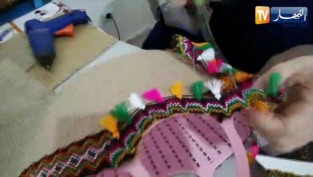 وهران: نبيلة.. تمتهن صناعة الحرف التقليدية بوسائل بسيطة