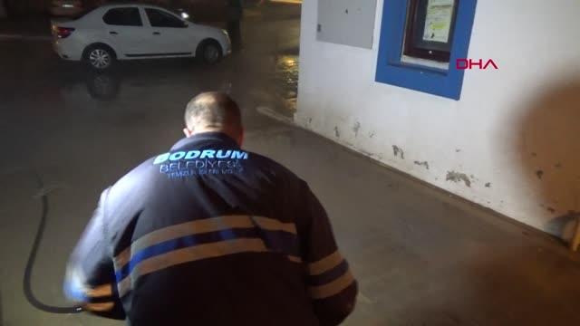 Bodrum'da kuvvetli yağmur bugün de etkili oldu, evleri su bastı (3)