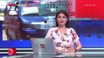 Un hombre rellena huecos en la vía con el fin de ganarse unas cuantas monedas