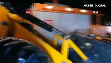 Bir anda yükselen suların ortasında kaldılar!