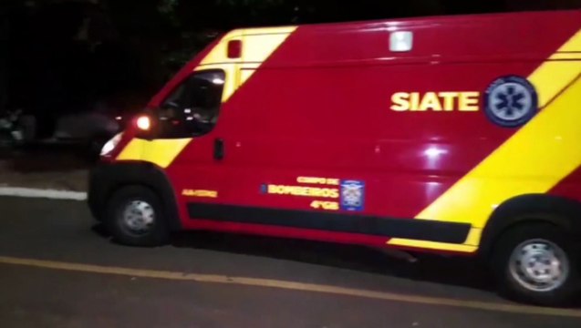 Carro atinge árvore após forte colisão contra moto no Alto Alegre; piloto sofreu fratura e condutor do carro acabou detido