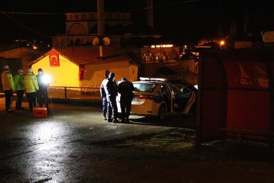 Otomobilinin lastiği patladı, polis otomobilini gasbetti: 1 polis yaralı