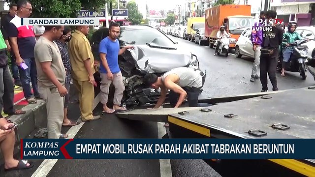Empat Mobil Rusak Parah Akibat Tabrakan Beruntun