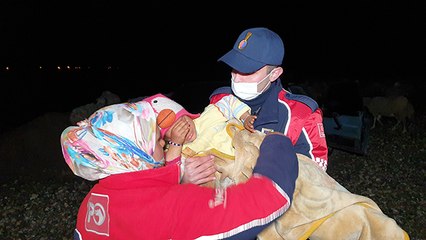 Bir anda yükselen suların ortasında kaldılar