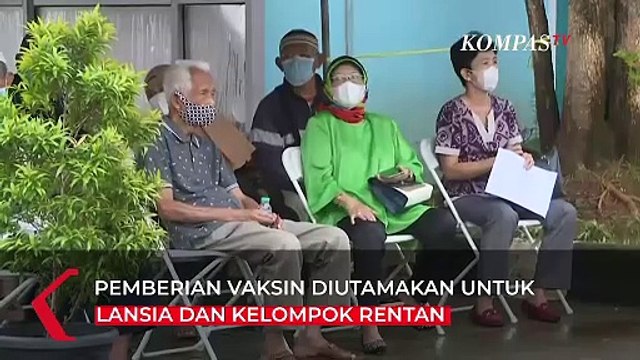 Vaksin Booster Mulai Diberikan, Begini Suasana Vaksinasi Dosis Ketiga di Kramat Jati, Jakarta