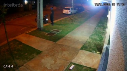 Câmeras registram ladrão furtando bauleto de motocicleta no Bairro Esmeralda