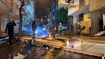Bağcılar'da 4 katlı binanın çatısı uçtu, 2 araçta maddi hasar oluştu