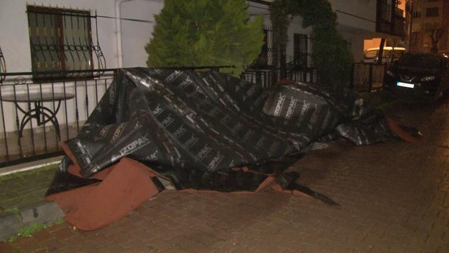 Avcılar’da anne ve kızı çatıdan uçan parçalardan son anda kurtuldu