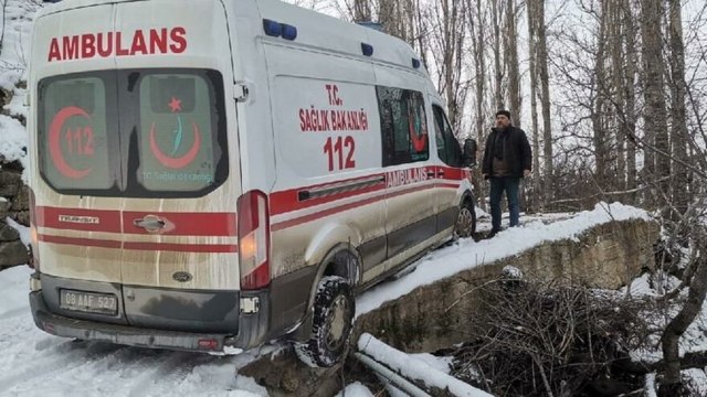 Hasta almaya giden ambulans karlı köprüde mahsur kaldı
