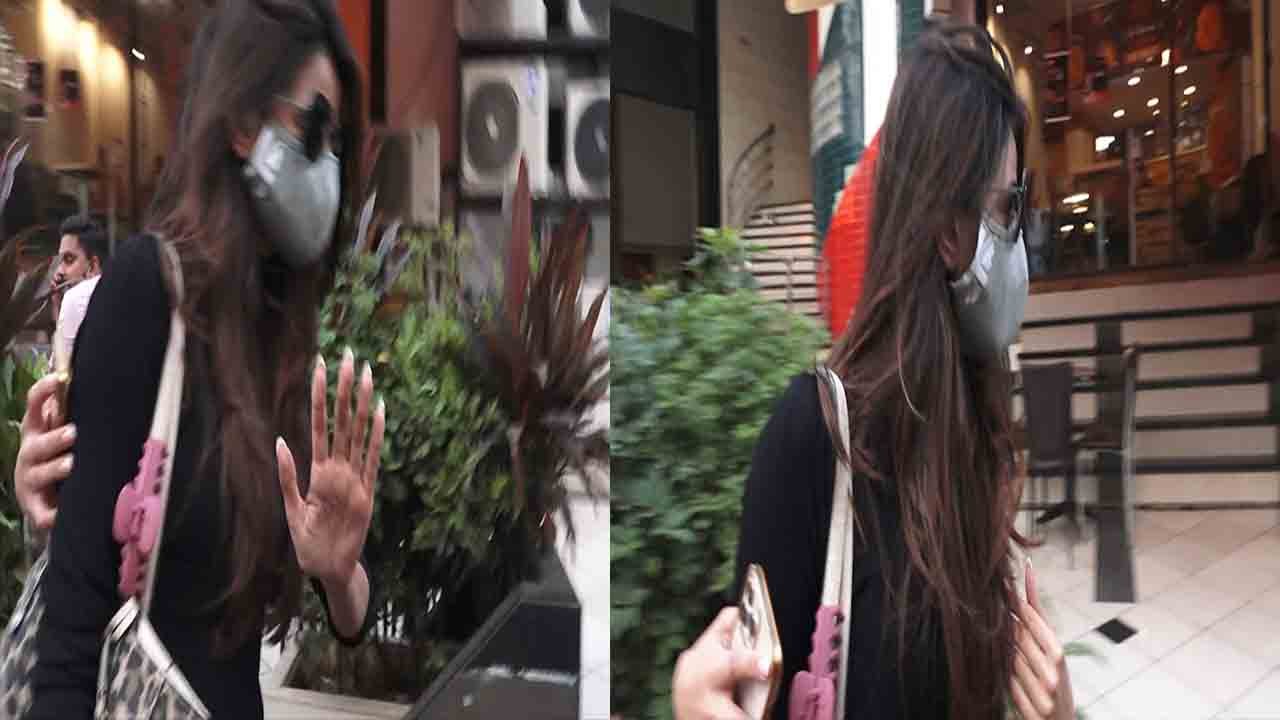 Shweta Tiwari की बेटी Palak Tiwari  StarBucks के बाहर हुईं Spott, ऐसे दिए पोज | FilmiBeat