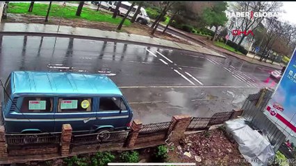 İstanbul'da etkili olan fırtına ne bulduysa devirdi!