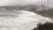ZONGULDAK - Rüzgar nedeniyle dalgalar mendireği aştı