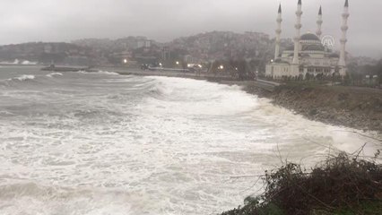 ZONGULDAK - Rüzgar nedeniyle dalgalar mendireği aştı